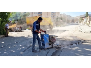 Hakkari’de Bozuk Satıhlı Yollar Onarılıyor