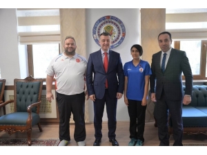 Vali Büyükakın, Başarılı Sporcuları Ödüllendirdi