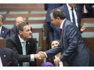 Ak Parti’nin Yeni Milletvekilleri Grup Toplantısı Öncesi Birbirlerini Tebrik Etti