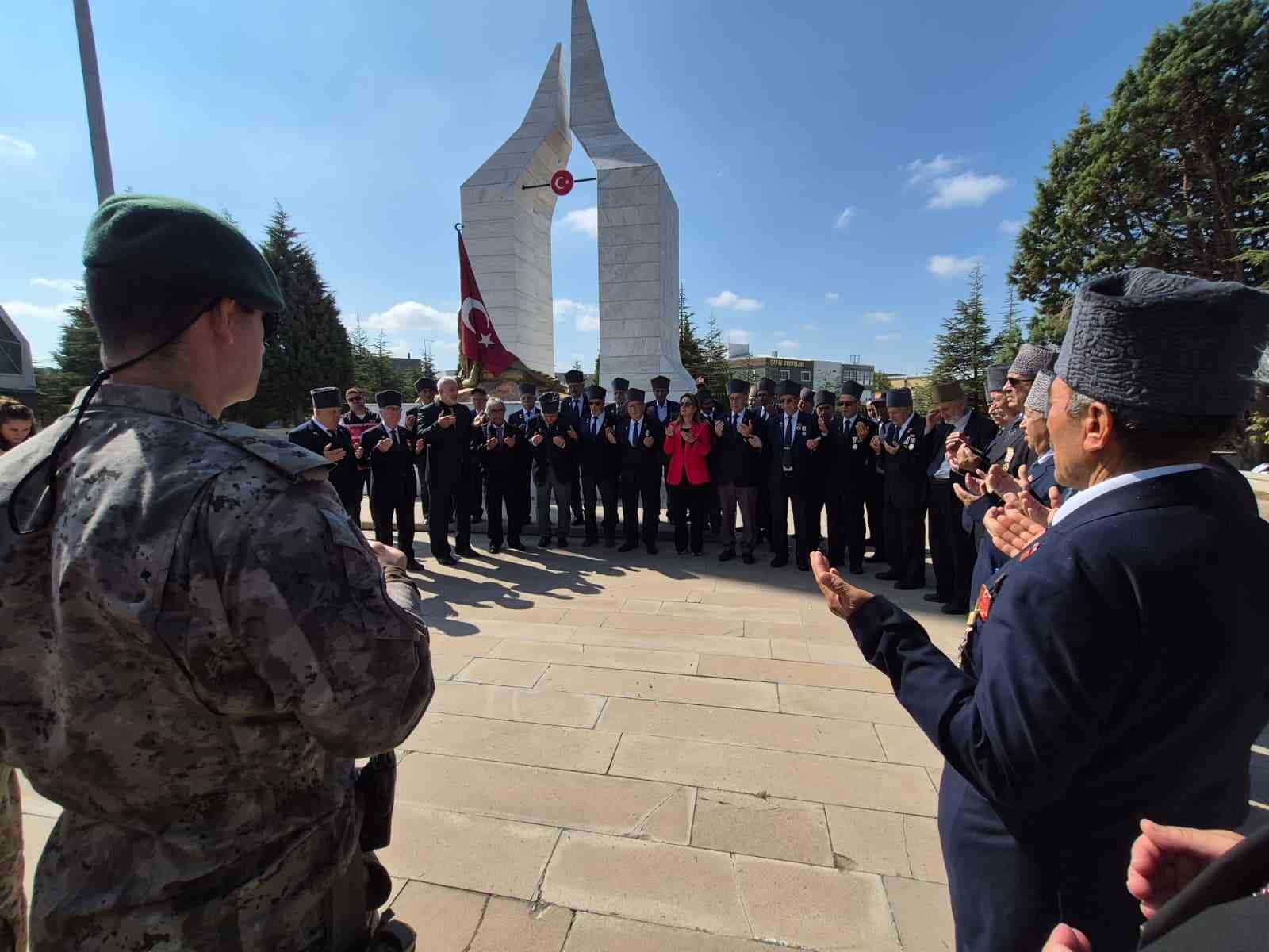 eskisehir-de-gaziler-ve-sehit-yakinlarindan-sehitlik-ziyareti