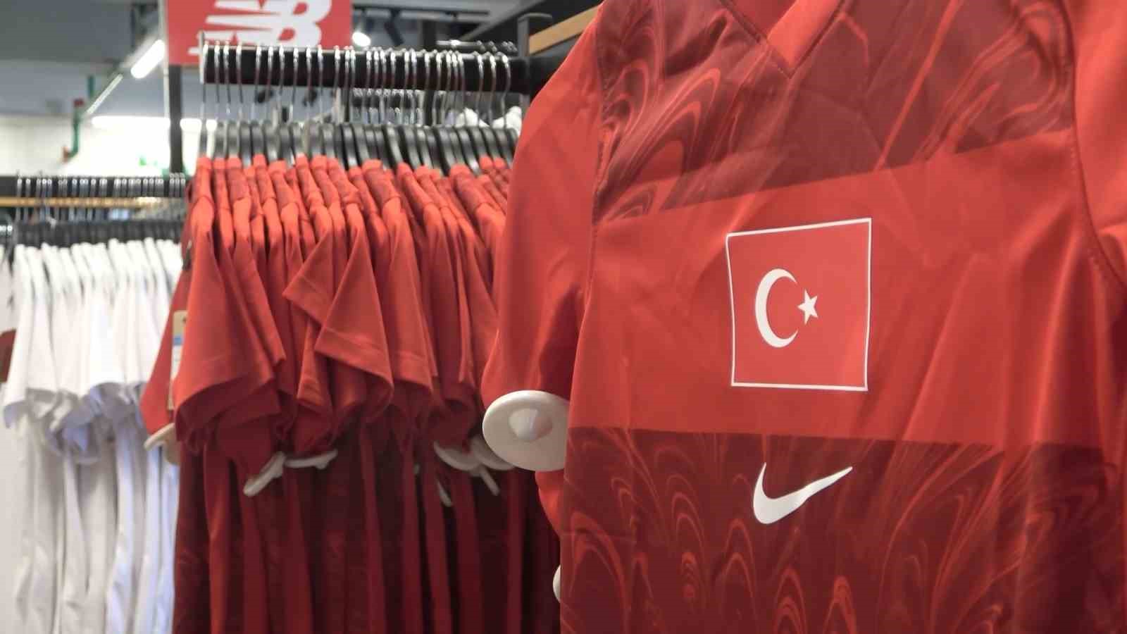 ay-yildizli-formalar-bursastore-da-satisa-cikti