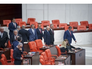 27. Dönemde Görev Yapacak Milletvekilleri Tbmm Genel Kurulu’nda Ant İçiyor. İyi Parti Ankara Milletvekili Durmuş Yılmaz, En Yaşlı Milletvekili Sıfatıyla Geçici Olarak Meclis’e Başkanlık Ediyor. İlk Olarak Tbmm Geçici Başkanı