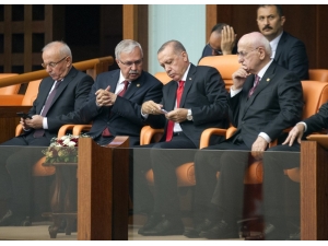 Cumhurbaşkanı Recep Tayyip Erdoğan, Tbmm Genel Kurul Salonundan Alkışlar Eşliğinde Ayrıldı.