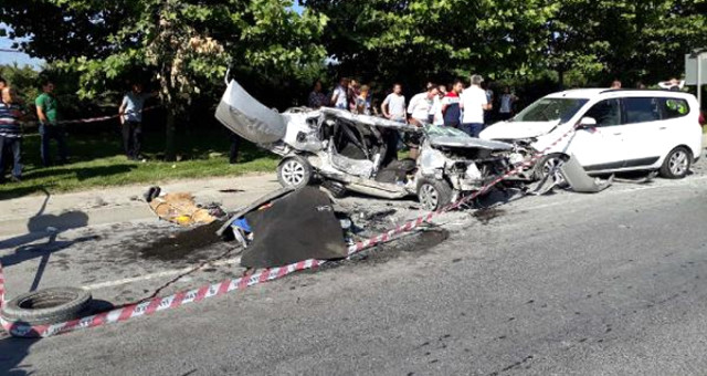 İstanbul'da, Karşı Şeride Geçen Otomobil Zincirleme Kazaya Neden Oldu: 2 Ölü 1 Yaralı