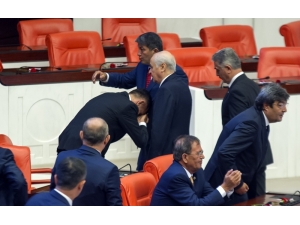 İyi Parti Milletvekili Bahçeli’nin Elini Öptü