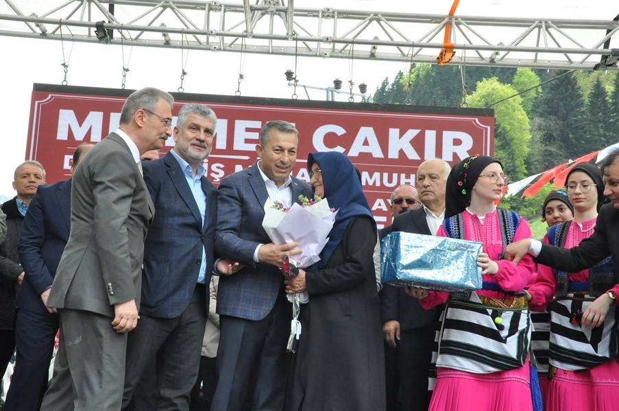 trabzon-da-bahar-coskusu-31-inci-acisu-hidrellez-kultur-ve-bahar-bayrami-senligi-renkli-goruntulere-sahne-oldu