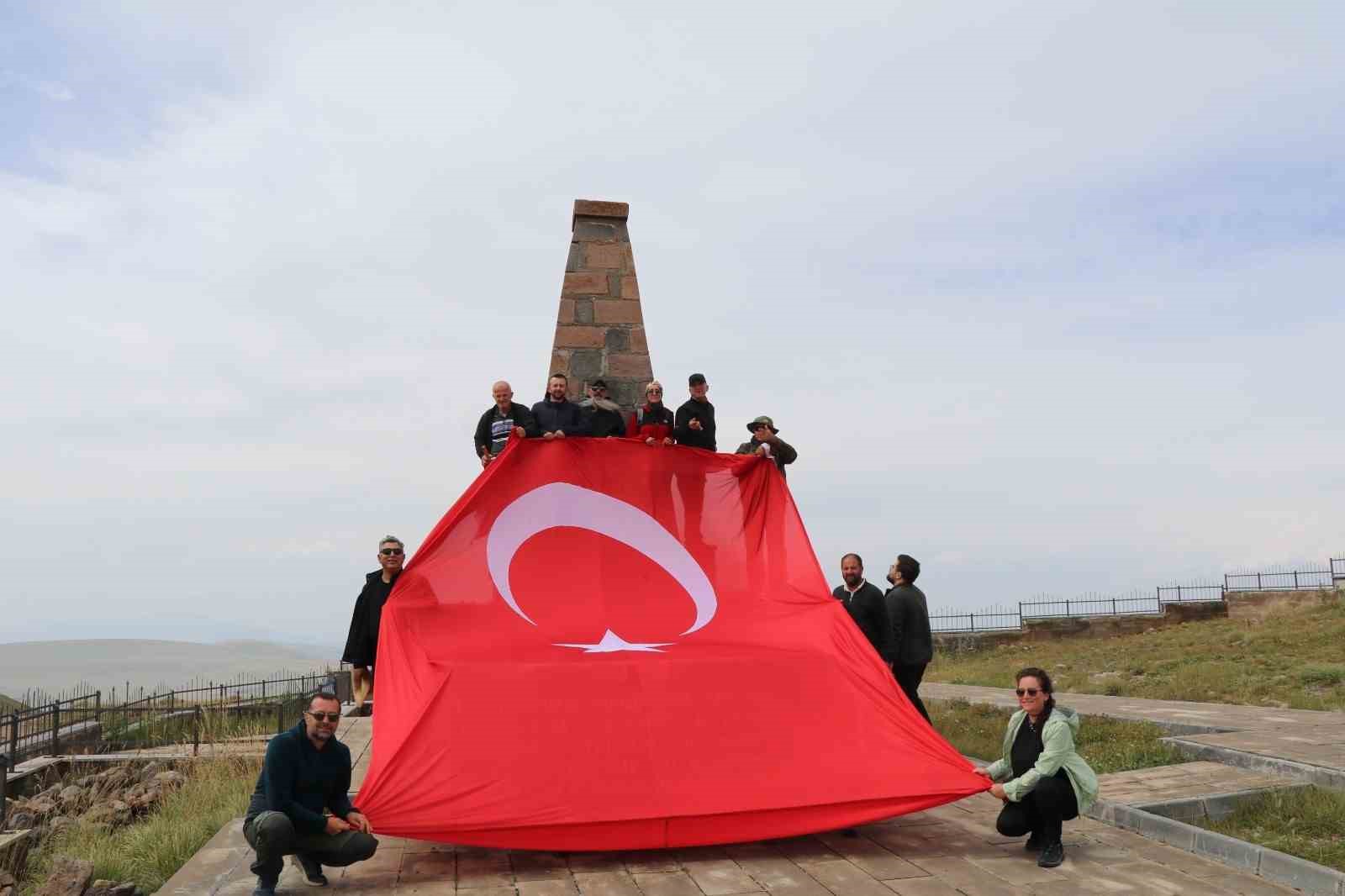 oltu-yuruyus-grubu-30-agustos-ta-allahuekber-sehitlerini-andi