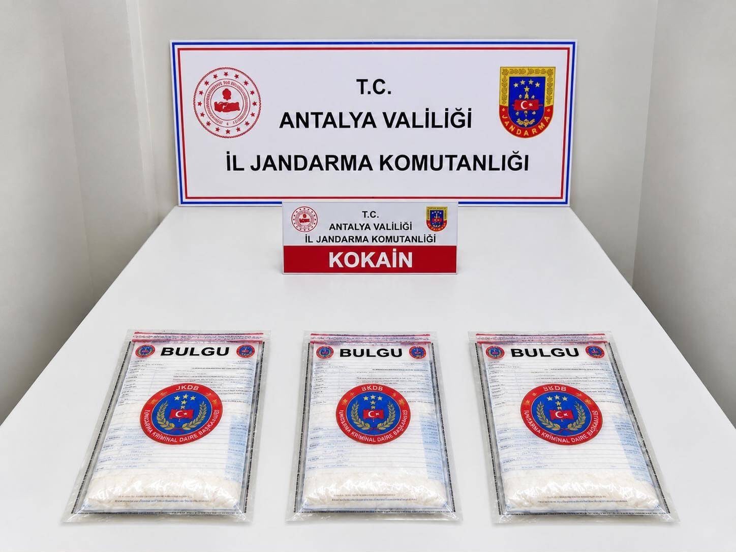 aksu-da-2-kilo-750-gram-kokain-ele-gecirildi