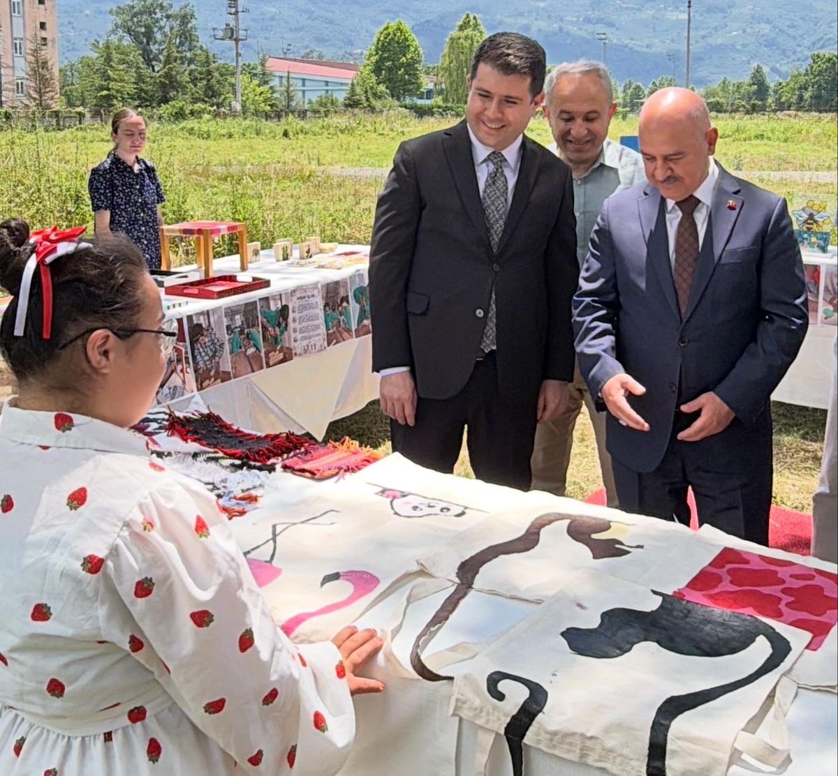 ozel-egitim-ogrencilerinden-goz-dolduran-yil-sonu-sergisi