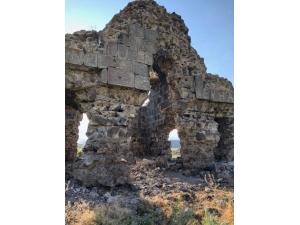 Kars’ta, Defineciler Kiliseyi Kazdı