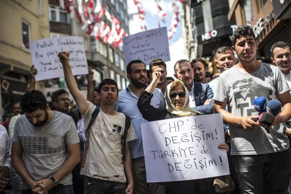 Bir Grup Chp'li Genç, Chp İstanbul İl Başkanlığı Önünde Eylem Yaptı