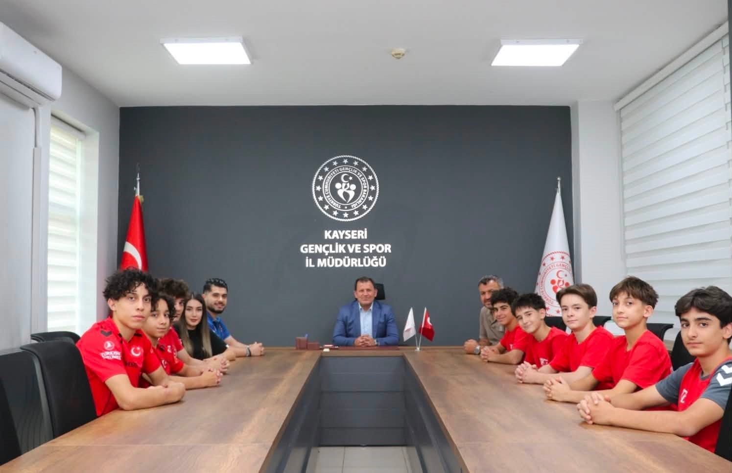 basarili-milli-cimnastikcilerden-il-muduru-kabakci-ya-ziyaret