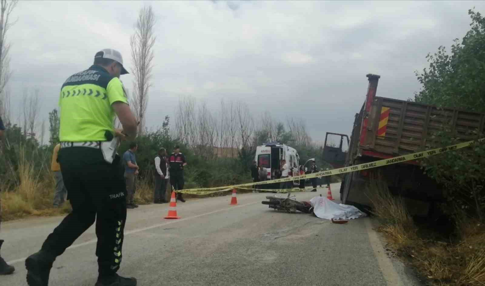 isparta-da-kamyonla-carpisan-19-yasindaki-motosikletli-hayatini-kaybetti