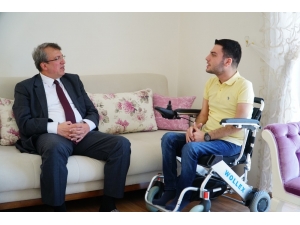 Açıköğretim Öğrencisi Evinde Ziyaret Edilip Ödülü Takdim Edildi