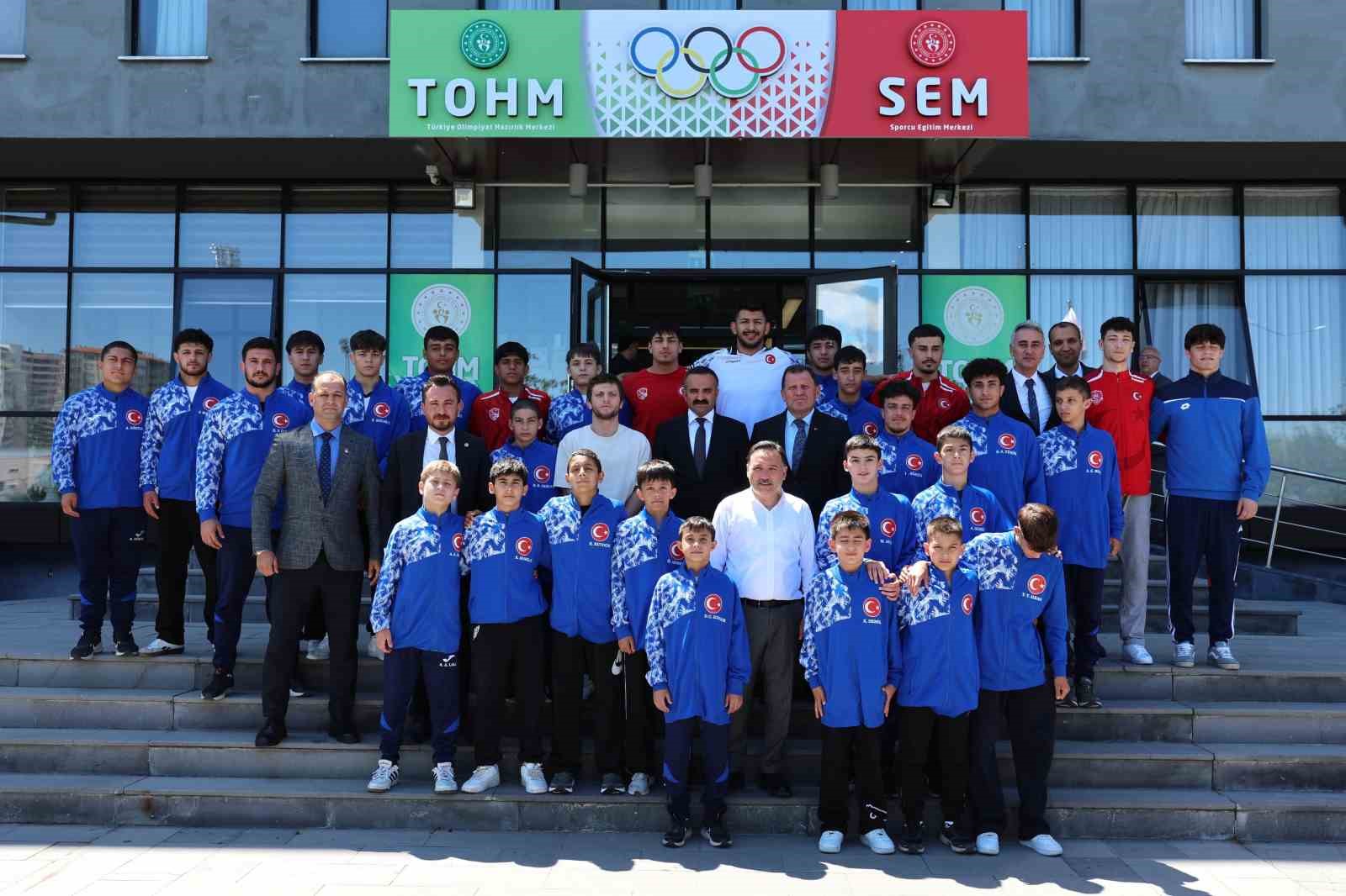 vali-cicek-ten-genclik-ve-spor-il-mudurlugu-ne-ziyaret