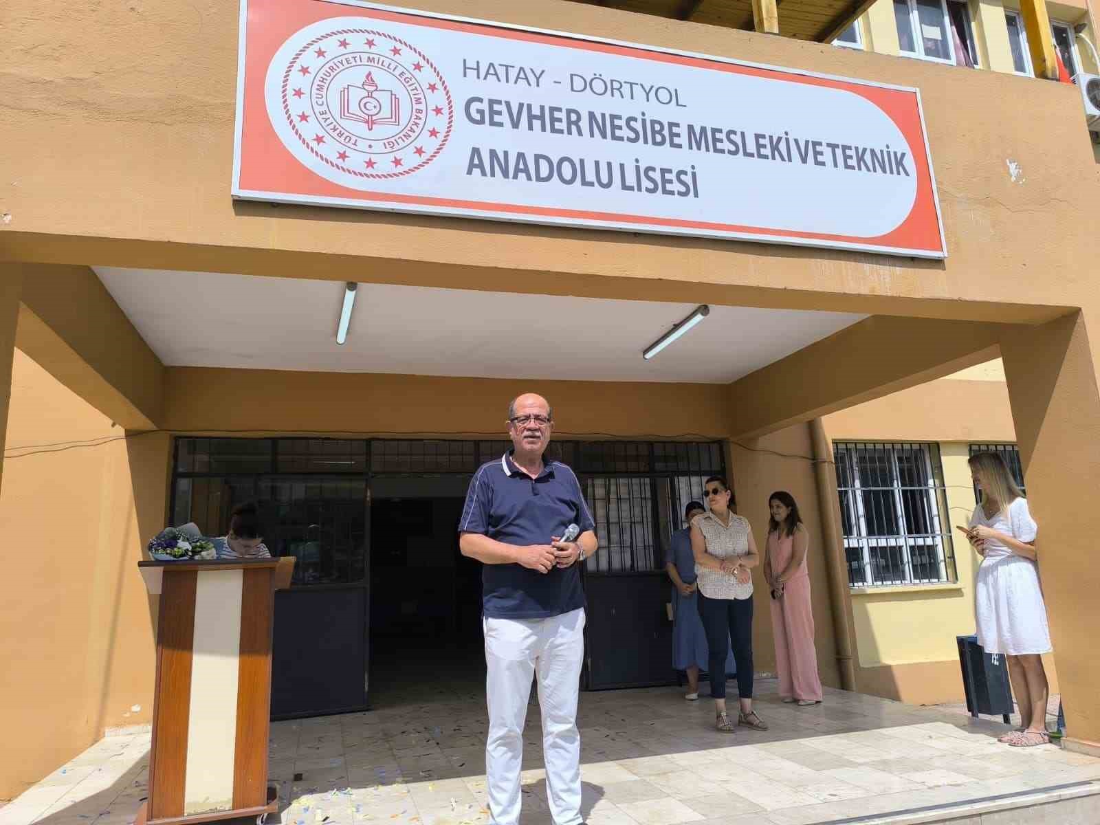 ogrencilerinden-helallik-alarak-emekliye-ayrilan-38-yillik-ogretmene-alkisli-veda