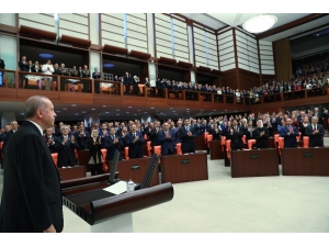 Cumhurbaşkanı Recep Tayyip Erdoğan, Yemin Etmek İçin Genel Kurul Salonu’na Geldi. Cumhurbaşkanı Erdoğan’ın Yemin Etmesiyle Cumhurbaşkanlığı Hükümet Sistemi’ne Resmen Bugün Geçilecek.