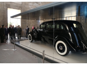 Cumhurbaşkanı Erdoğan, Atatürk’ün Restore Edilen Otomobilini İnceledi