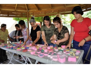 El Emeğini Satarak Engellerine Işık Tutuyorlar