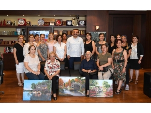 Resim Kursiyerleri Soner Çetin’e Tablolarını Hediye Etti