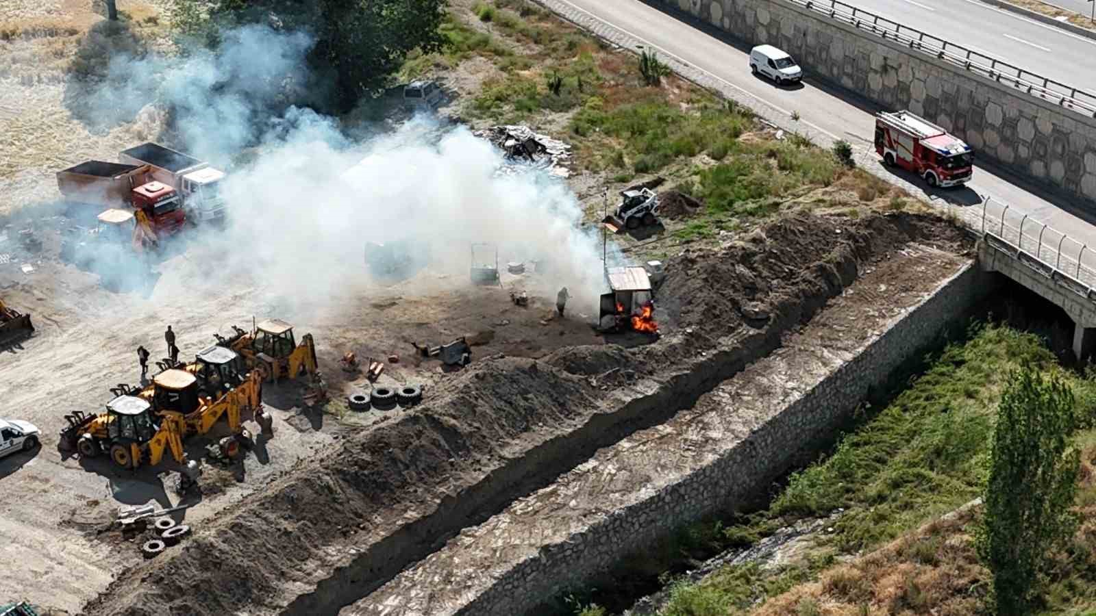 konteynerdeki-ani-patlama-zabita-ekiplerinin-ve-vatandaslarin-buyuk-tehlike-atlatmasina-neden-oldu