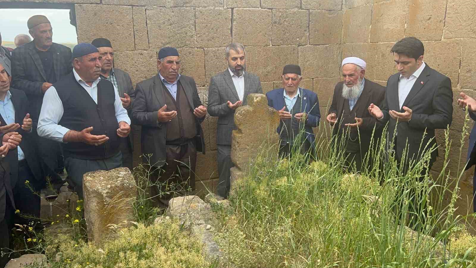 tekman-kaymakami-demirkol-dan-seyh-suleyman-efendi-turbesi-ne-ziyaret