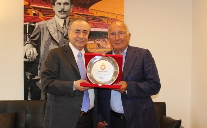 Mustafa Cengiz'den Ergun Gürsoy'a Plaket