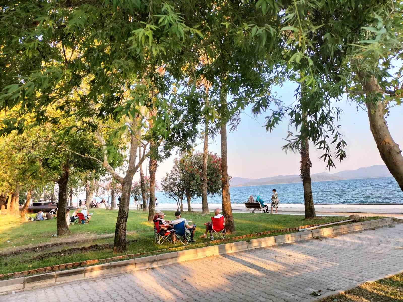 koycegiz-de-sicak-hava-etkili-oluyor