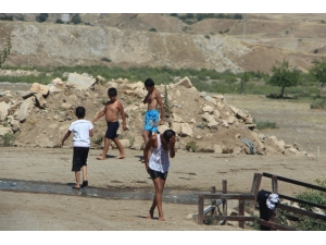 Silvan’da Çocuklar Tehlikeye Dalıyor