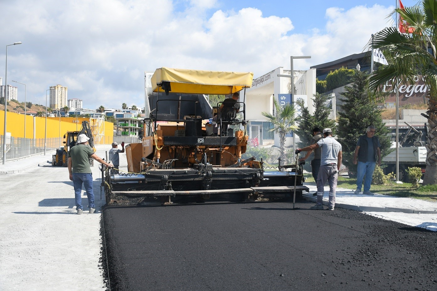 kusadasi-nda-fen-isleri-ekipleri-68-noktada-sahaya-indi