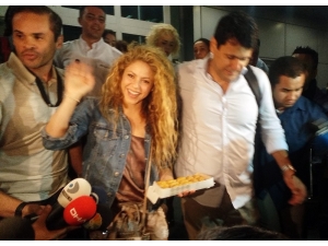 Gazetecilerden Shakira’ya Baklava İkramı