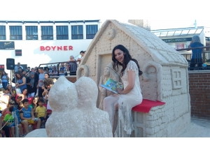 Hande Ataizi ’Kum Kraliçesi’ Oldu