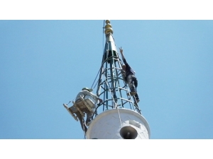 Bu Çift Ekmeklerini Minare Tepelerinde Kazanıyor