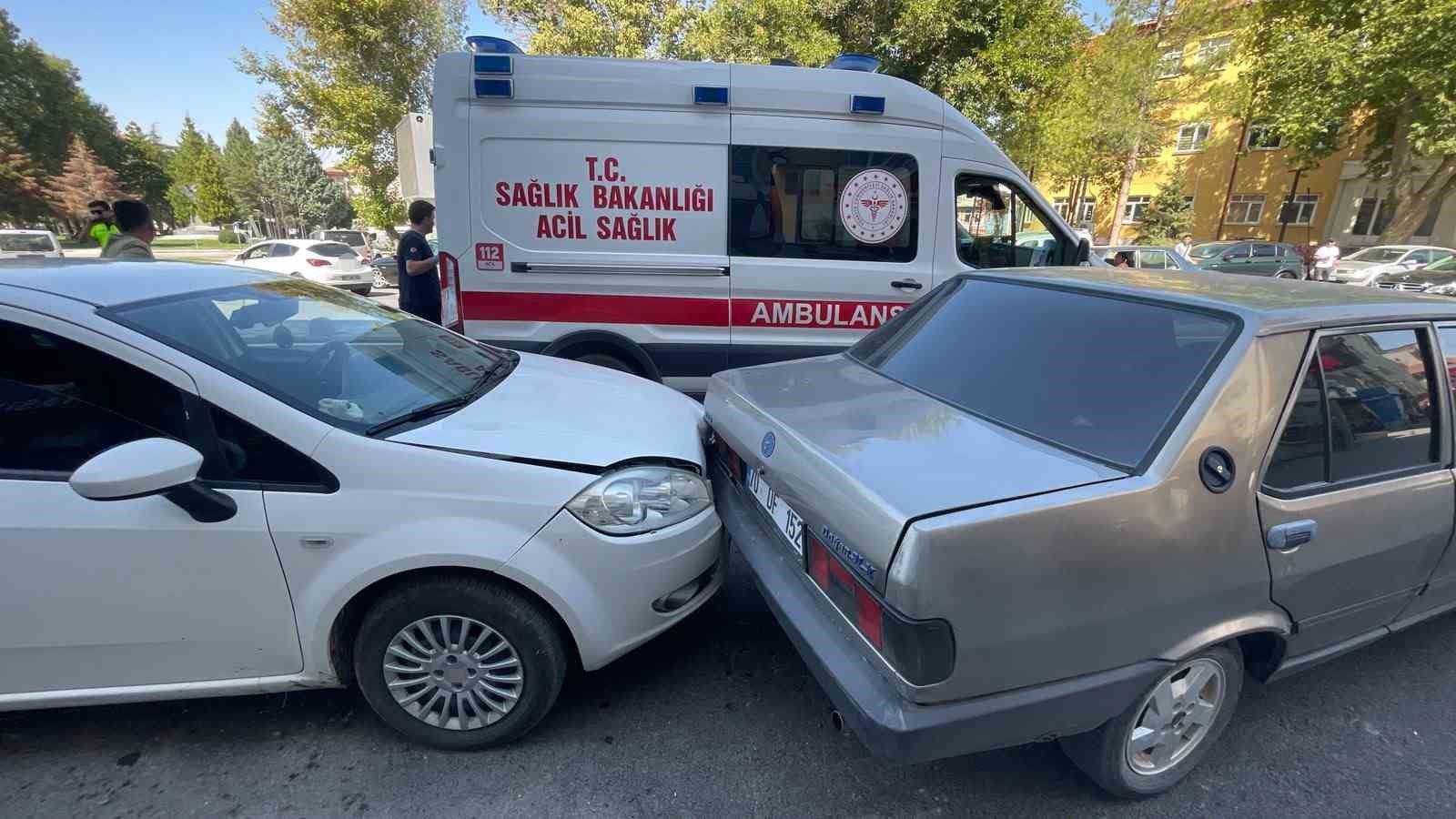 otomobil-park-halindeki-araclara-carpti-3-yarali
