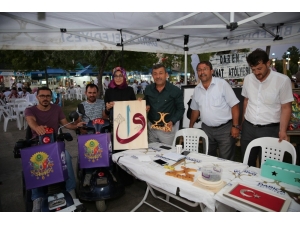 Daren Eserlerini Sahilde Sergiliyor