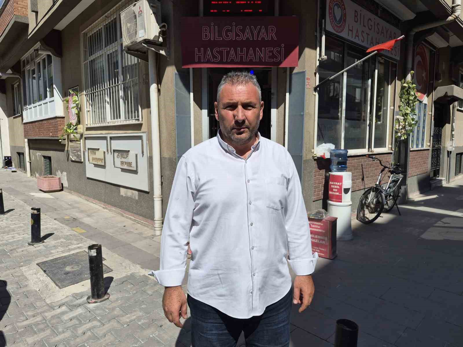 esinin-5-bilezigi-ile-actigi-30-yillik-dukkani-kapatmanin-huznunu-yasiyor