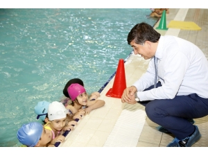 Başkan Fadıloğlu Minik Yüzücülerin Mutluğunu Paylaştı