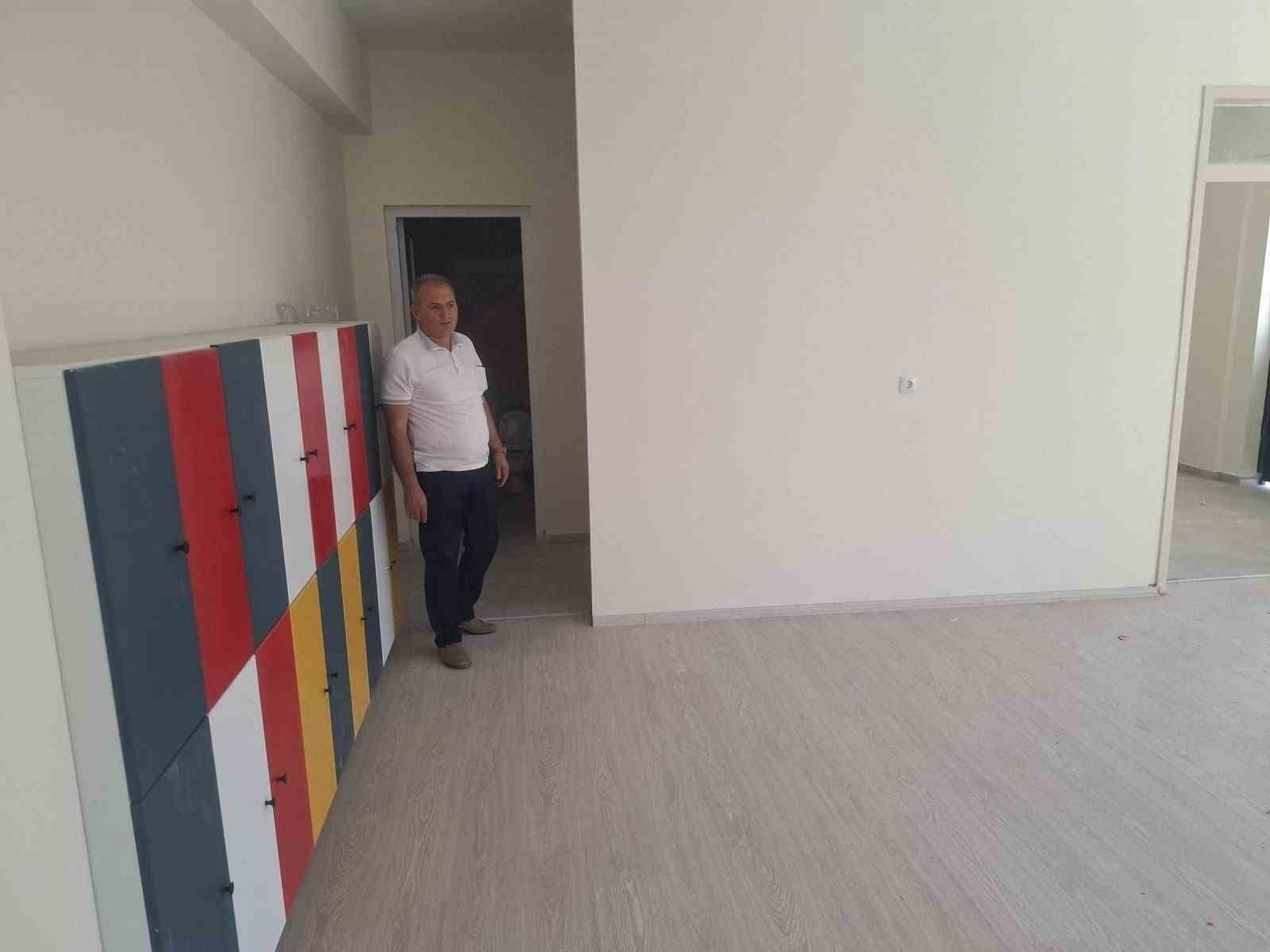 goreve-baslar-baslamaz-ilk-duragi-yeni-okul-oldu