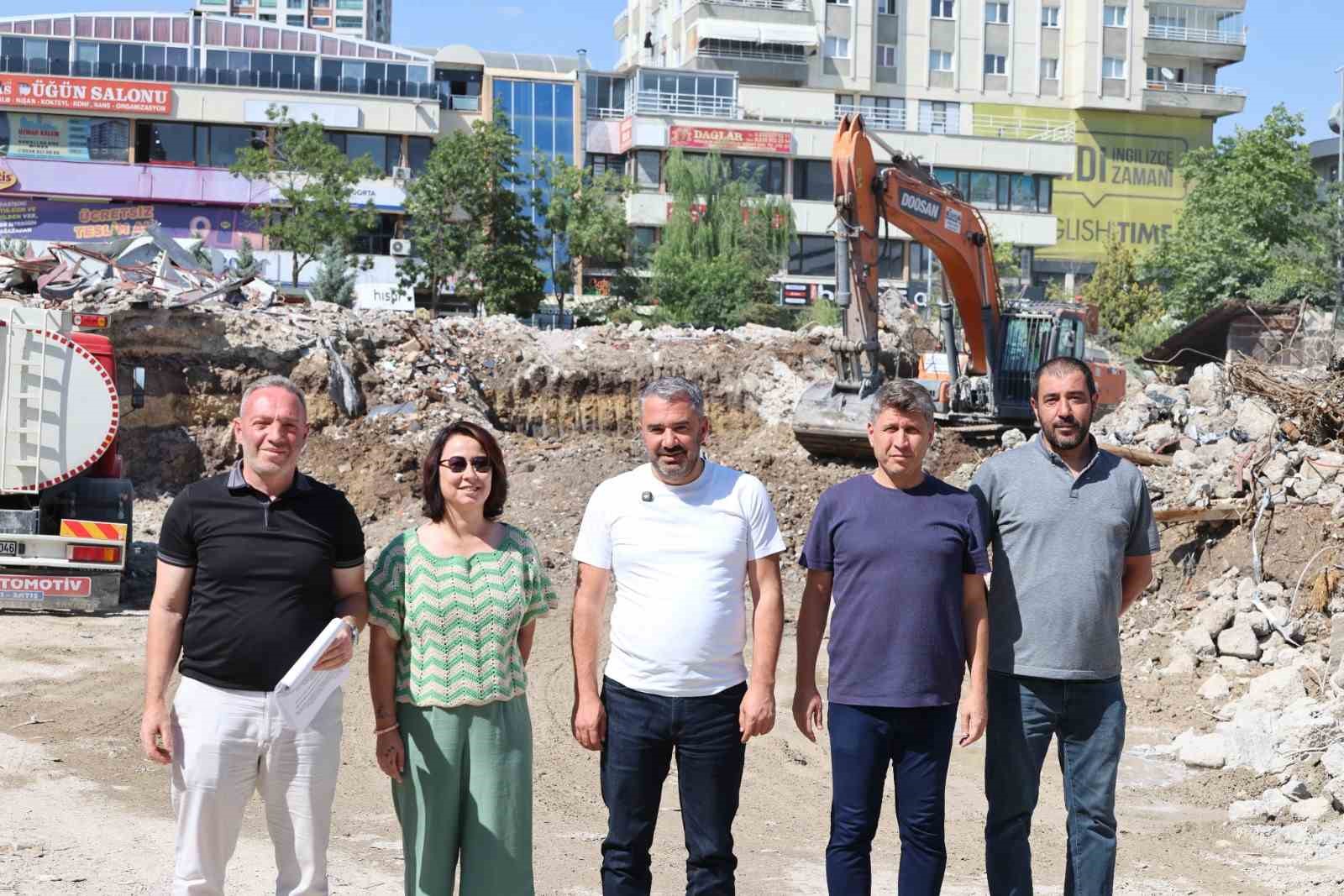 eski-belediye-binasinin-yerine-yeni-kent-meydani-geliyor