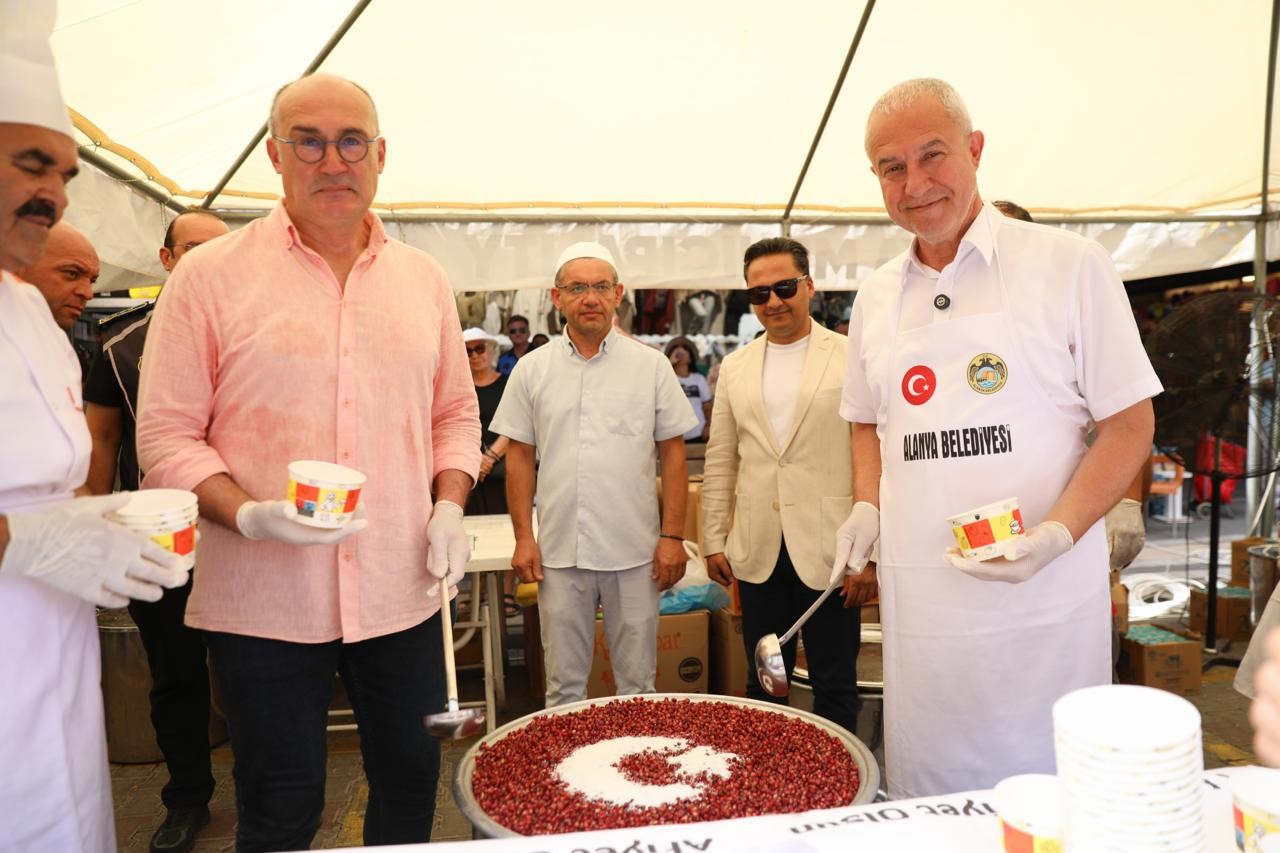 baskan-ozcelik-kazanin-basina-gecip-vatandaslara-asure-ikram-etti