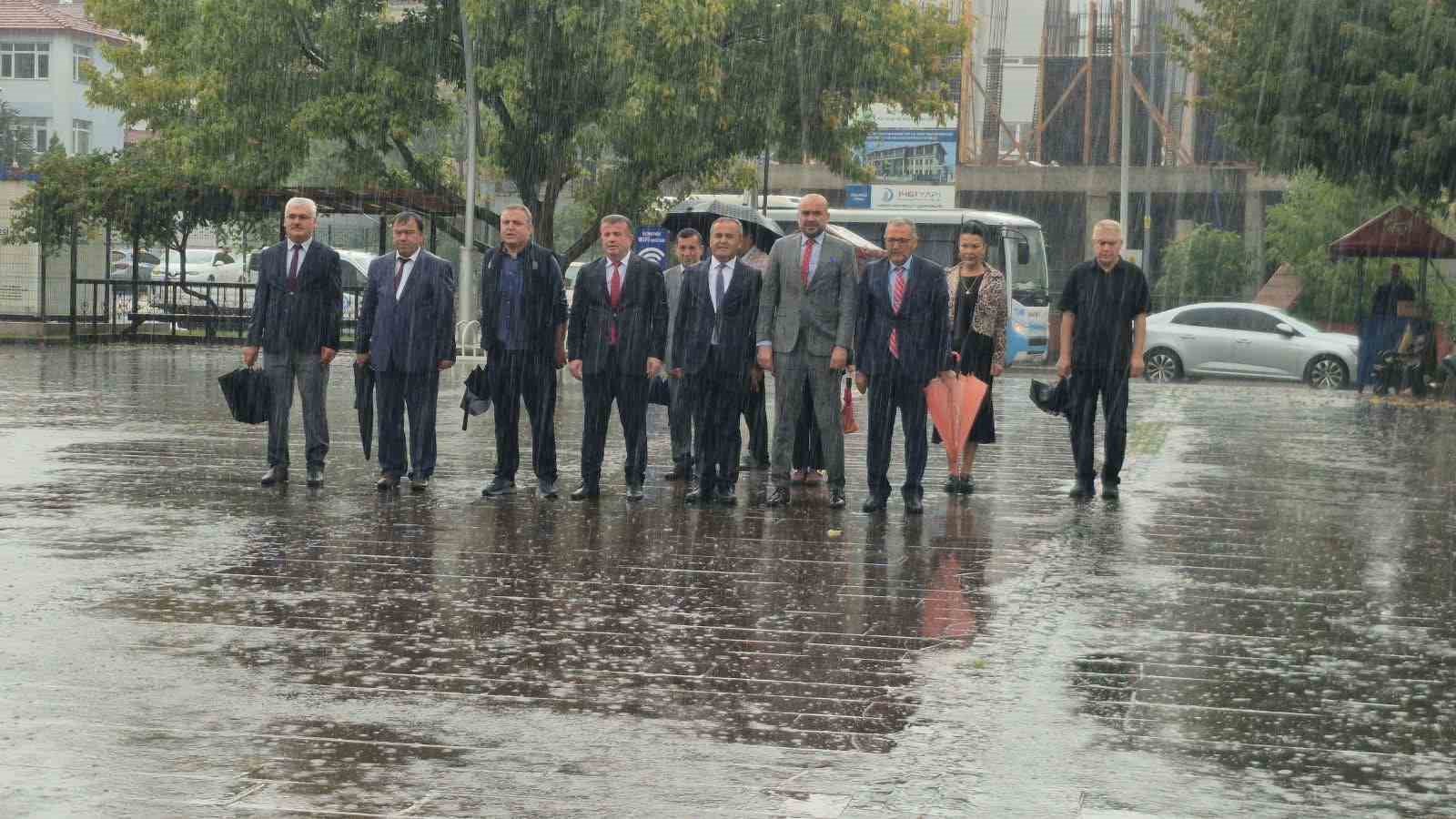 ilkogretim-haftasi-kutlamalarina-siddetli-yagis-engel-olamadi