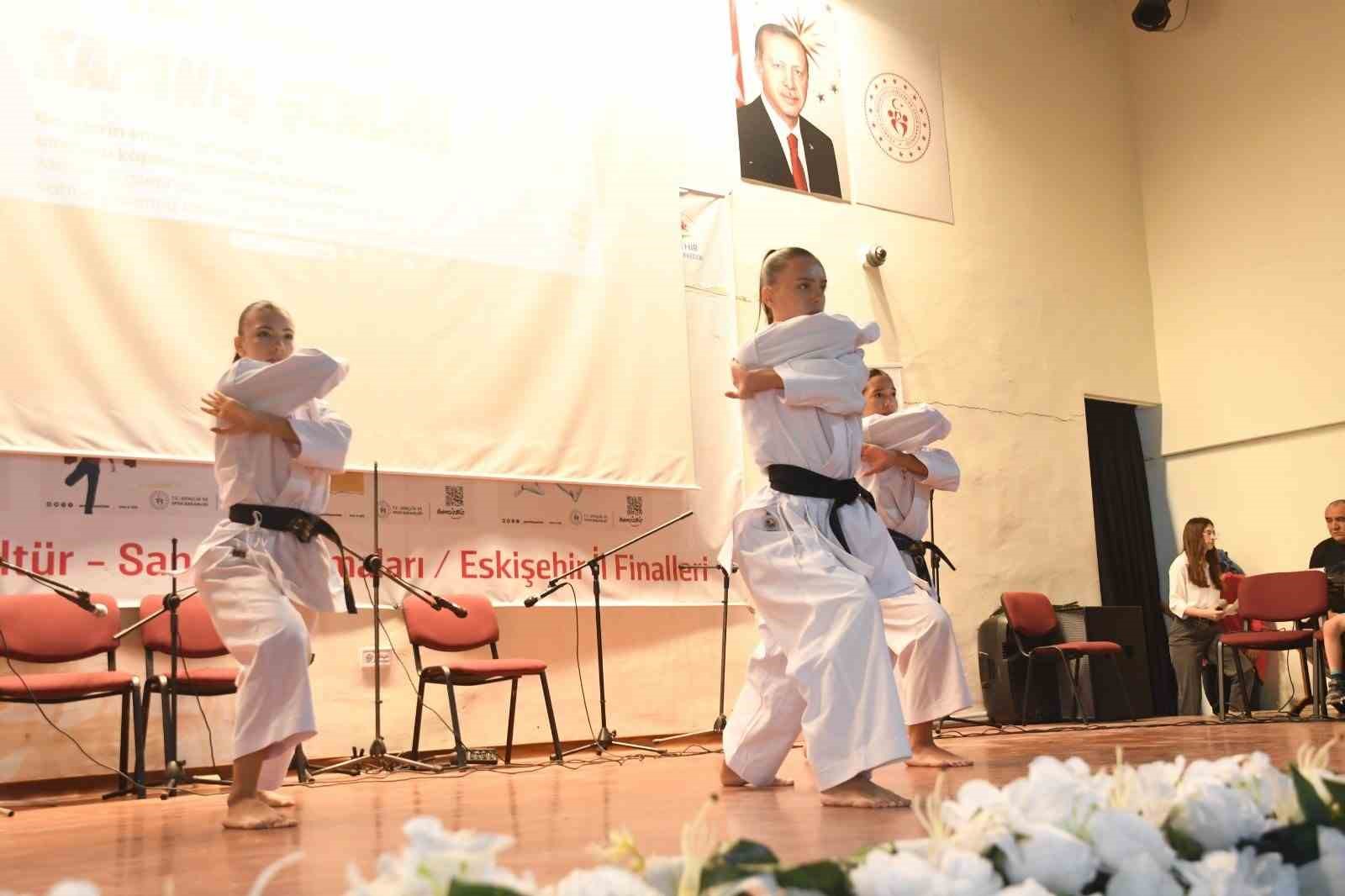 eskisehir-de-genclik-yaz-kulubu-kapanis-senligi-duzenlendi