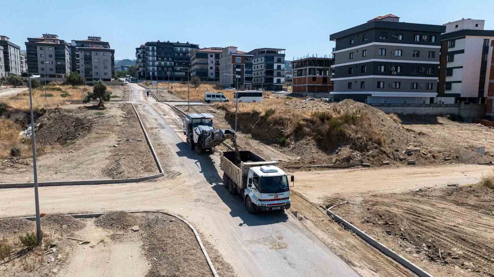 turgutlu-da-2-kilometrelik-yol-sicak-asfaltla-yenileniyor