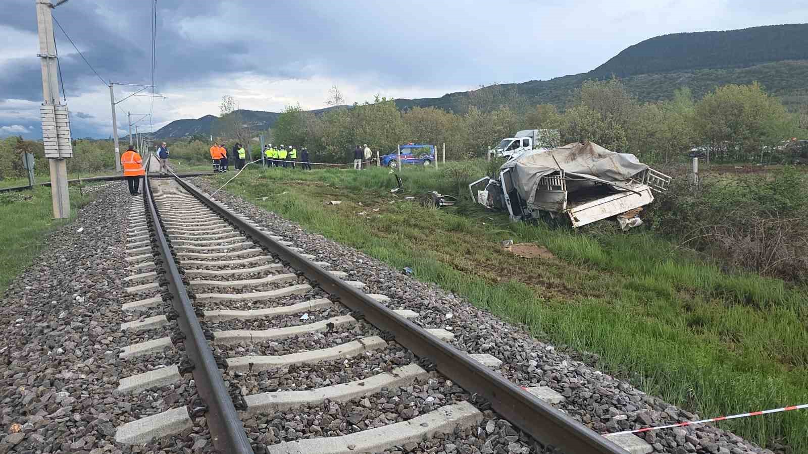 hemzemin-gecitte-korkutan-kaza-yolcu-treni-kamyonete-carpti-4-yarali