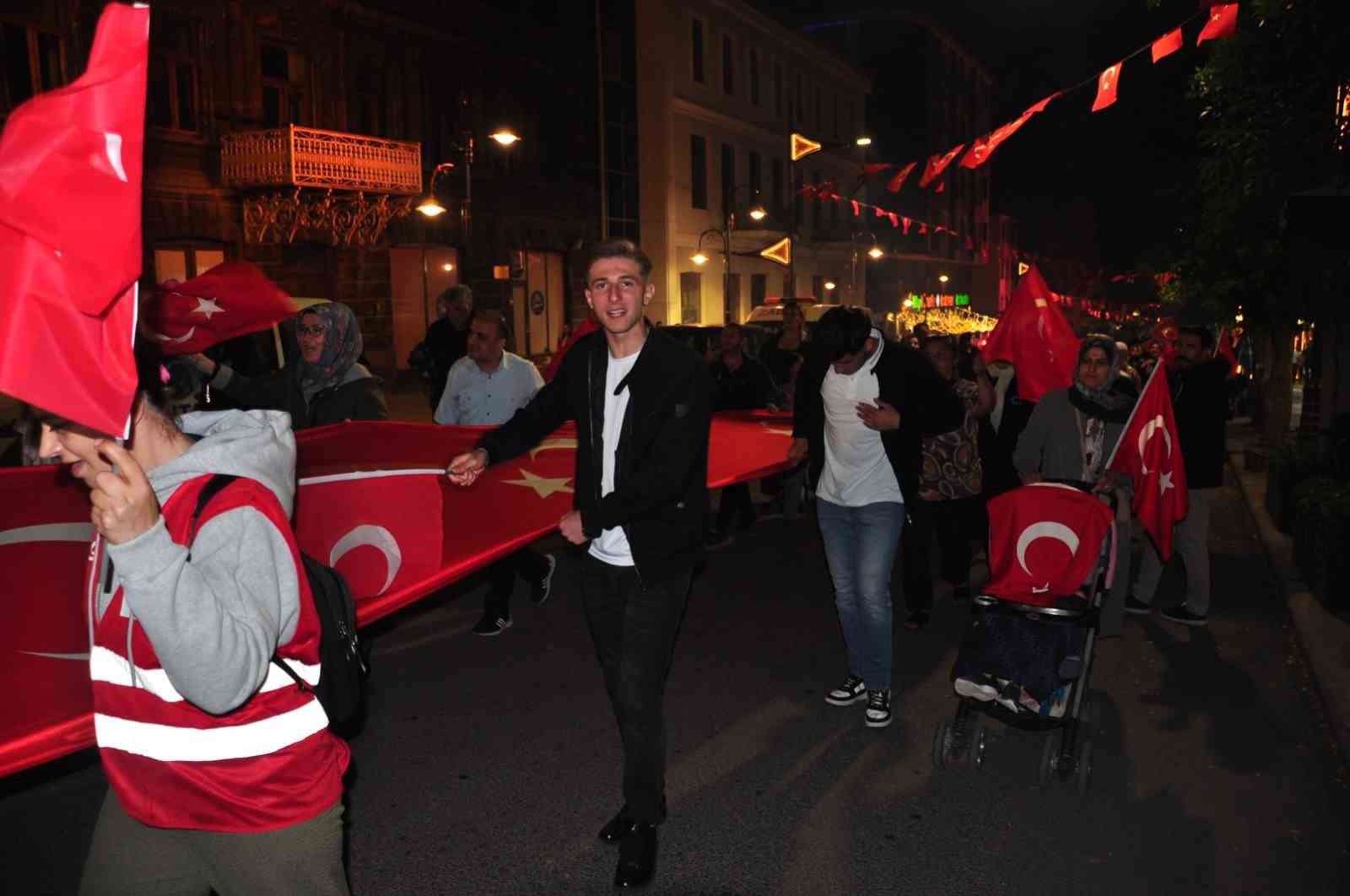 karslilar-15-temmuz-da-tek-yurek-oldu-binlerce-vatandas-meydanlari-doldurdu-birlik-ve-beraberlik-mesaji-verildi