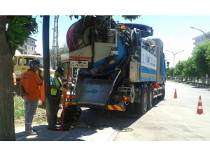 Kanalizasyon Hatlarının Temizliği Devam Ediyor