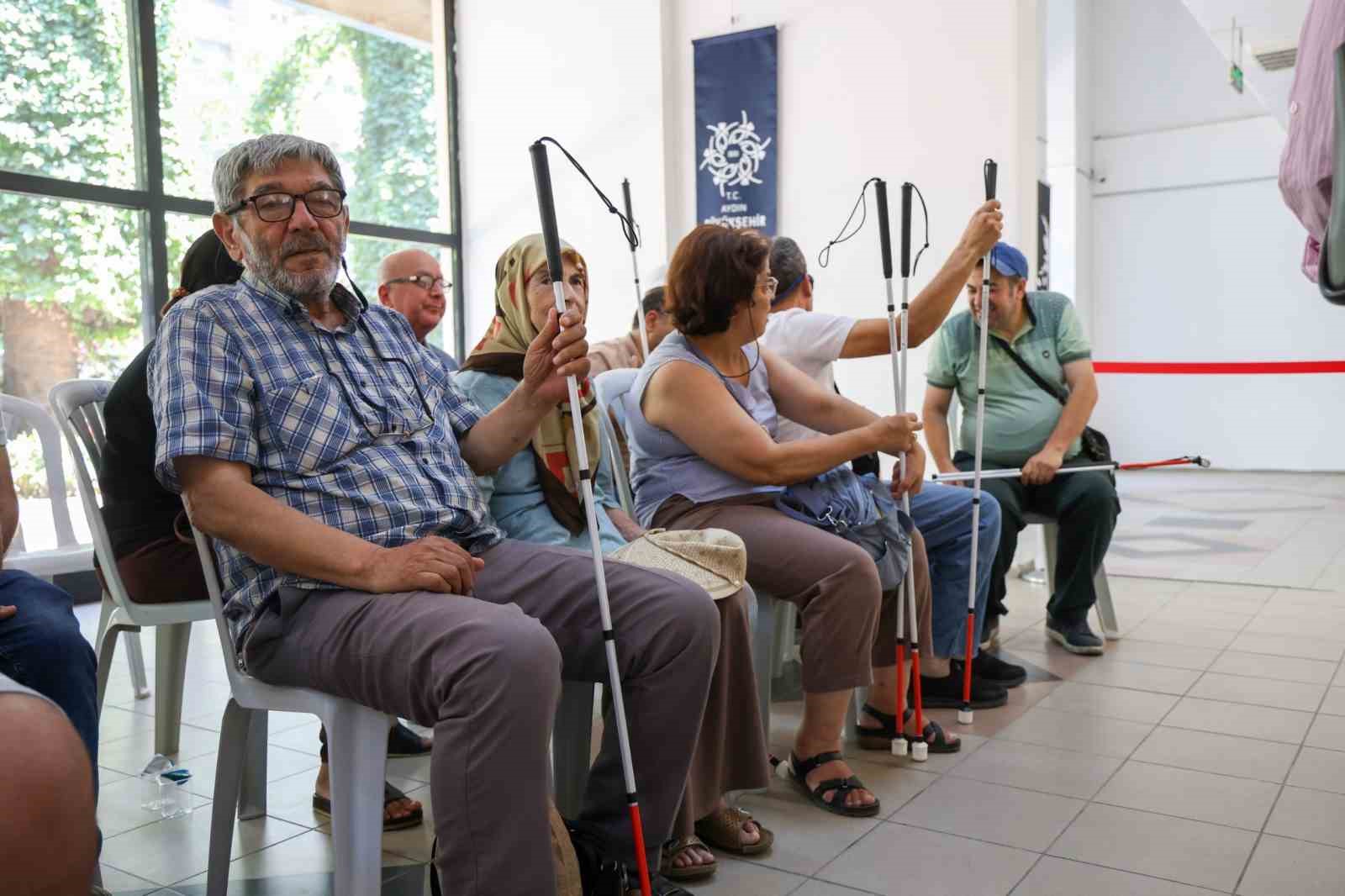 baskan-cercioglu-ndan-gorme-engelli-vatandaslara-beyaz-baston-destegi