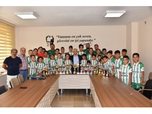 Kazandıkları Kupaları, Başkan Kayda’ya Götürdüler