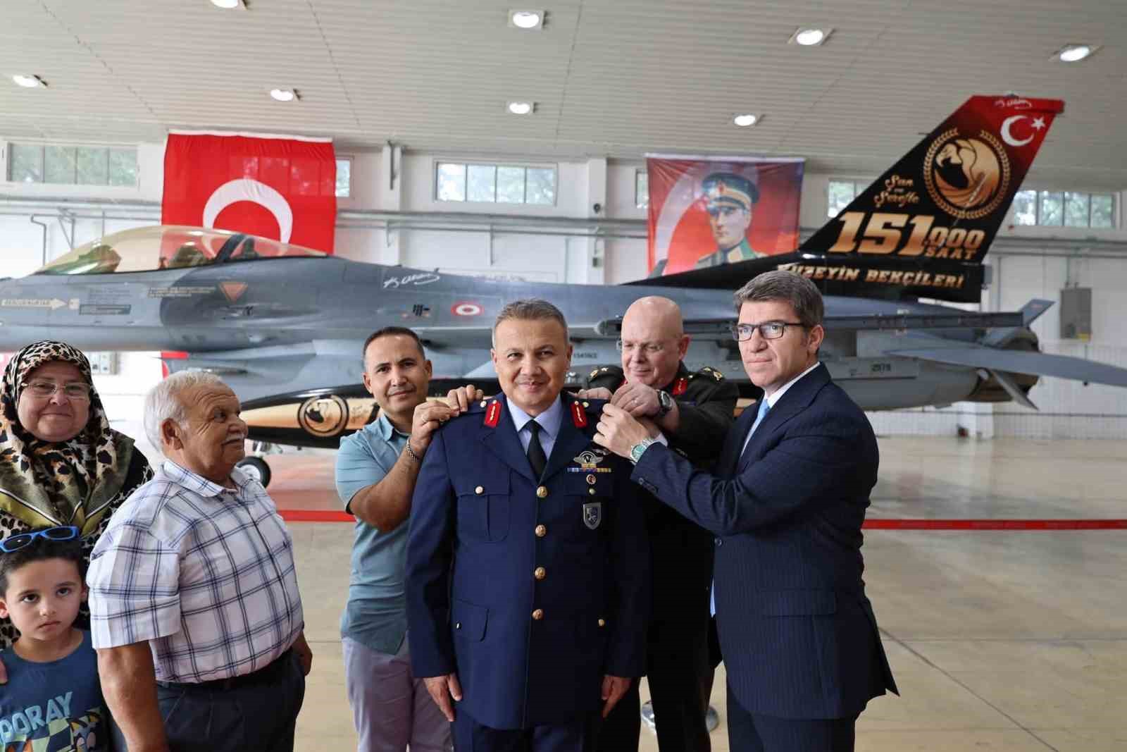 ilk-turk-astronot-alper-gezeravci-yeni-rutbelerini-takti