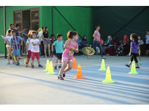 Merkezefendi Belediyesi Minik Tenisçileri Yetiştiriyor